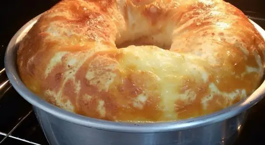 Bolo pão de queijo com recheio de mussarela que é só bater no liquidificador e levar ao forno 1 Bolo pão de queijo