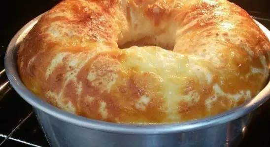 Bolo pão de queijo com mussarela é só bater tudo no liquidificador e está pronto 3 bolo pão de queijo