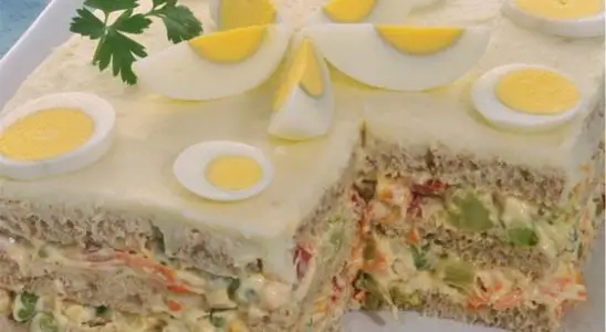 Bolo salgado de legumes feito com pão de forma super rápido e fácil de fazer 2 bolo salgado de legumes