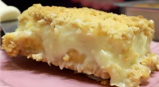 Cuca recheada com creme pra servir como lanche ou sobremesa 1 Cuca recheada com creme