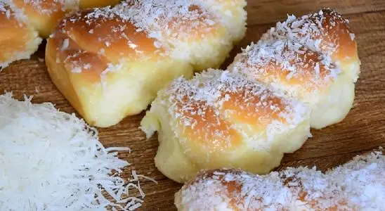 Pão de leite condensado macio e fofinho com cobertura de leite condensado e coco 2 pão de leite condensado com coco