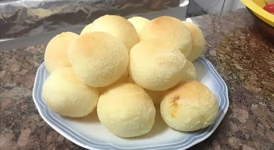 Pão de queijo rápido e fácil com maionese na massa é só misturar os ingredientes e assar 1 Pão de queijo