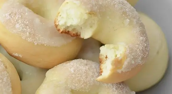 Rosca doce assada rosquinha de padaria coberta com leite condensado e açúcar 1 Rosca doce assada