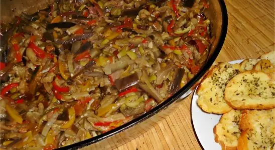 Caponata de berinjela uma entrada perfeita ou um lanche delicioso para comer com torradas 3 Caponata de berinjela com torradas