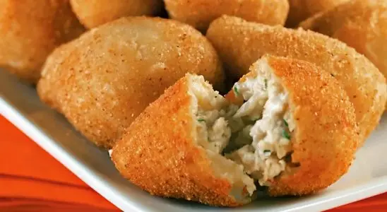 Coxinha sem massa essa é a coxinha mais fácil do mundo é só misturar modelar e fritar 4 coxinha sem massa