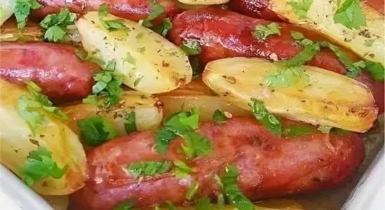 Linguiça assada com batatas um prato barato e que rende muito serve de 4 a 5 pessoas 2 linguiça assada com batatas