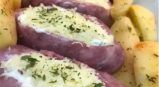Linguiça toscana recheada com queijo e pasta feita com maionese e temperos desidratados 1 linguiça toscana recheada