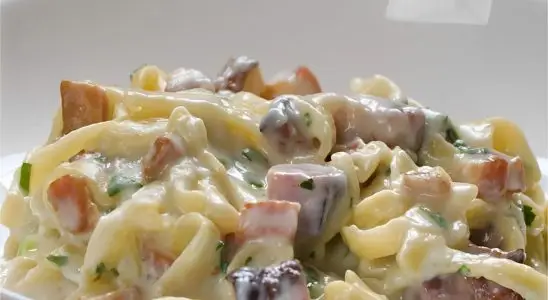 Macarrão com molho branco e bacon fácil rápido e muito saboroso perfeito para seu almoço 4 Macarrão com molho branco e bacon