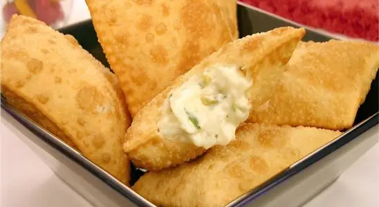 Massa de pastel é só misturar os 3 ingredientes da receita e rechear como quiser 3 massa de pastel recheado