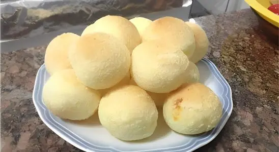 Pão de queijo com polvilho doce sequinho por fora e macio por dentro rende muito 4 Pão de queijo
