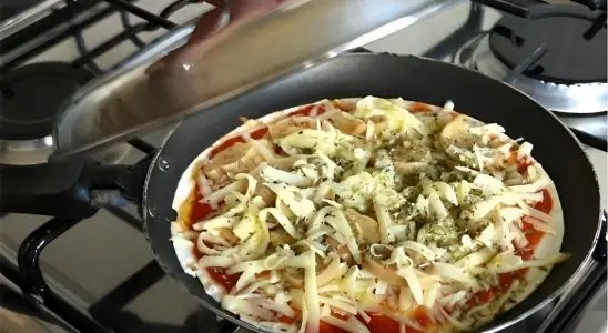 Pizza de frigideira uma receita fácil e econômica para fazer na sua casa 2 Pizza de frigideira