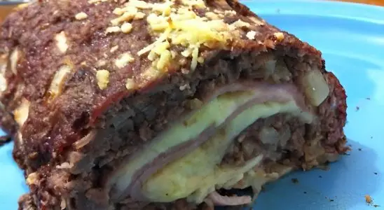 Rocambole de carne moída recheado com presunto e queijo fácil de fazer e delicioso 4 rocambole de carne moída