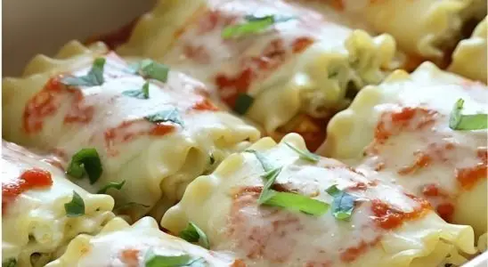 Rolinhos de lasanha feito com massa de lasanha cozida recheados e cobertos com molho 1 rolinhos de lasanha