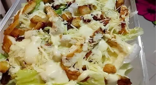 Salada Caesar deliciosa feita com ingredientes simples e que você tem em casa 2 salada caesar