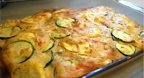 Abobrinha gratinada com queijo na travessa um prato delicioso e saudável 1 Abobrinha gratinada