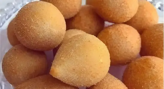 Coxinha de frango com massa de batata macia que desmancha na boca 3 Coxinha de batata