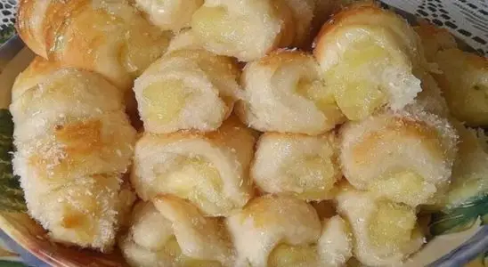Enroladinho de queijo com cobertura de coco e leite condensado uma delícia 1 enroladinho de queijo