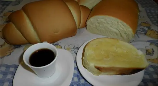 Pão caseiro tradicional fofinho perfeito para comer com manteiga no seu lanche ou café 4 pão caseiro