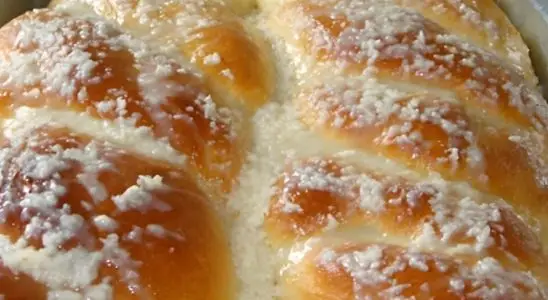 Pão de coco de padaria um pão doce com cobertura para fazer na sua casa 2 pão de coco