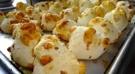 Pão de queijo mineiro especial daqueles que você só encontra em postos de beira de estrada 3 Pão de queijo mineiro