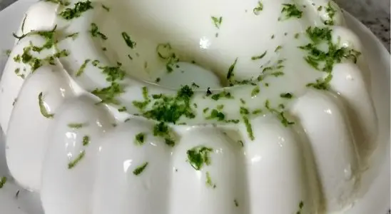 Pudim de limão sem forno muito fácil é só bater os ingredientes e levar pra geladeira 4 Pudim de limão