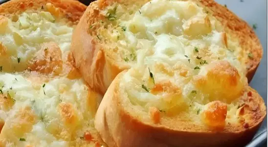 Torrada de alho com queijo assada no forno ou na Airfryer 4 torrada de alho com queijo