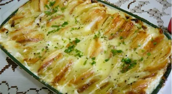 Batata gratinada ao molho branco deliciosa para o almoço em qualquer dia da semana 2 Batata gratinada