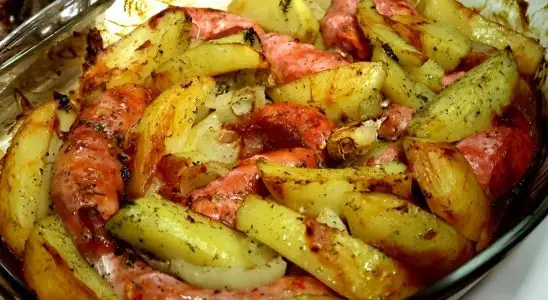 Linguiça assada com batatas no forno uma receita muito prática e fácil para o dia a dia 1 Linguiça assada com batatas
