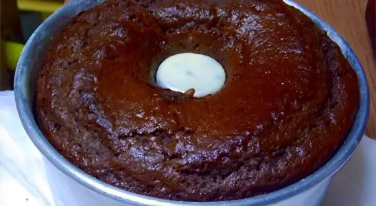 Bolo de chocolate simples da vovó para comer no café ou lanche uma delícia 4 Bolo de chocolate simples na forma