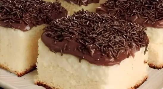 Bolo de leite condensado com cobertura um lanche simples e prático de preparar 2 Bolo de leite condensado com cobertura