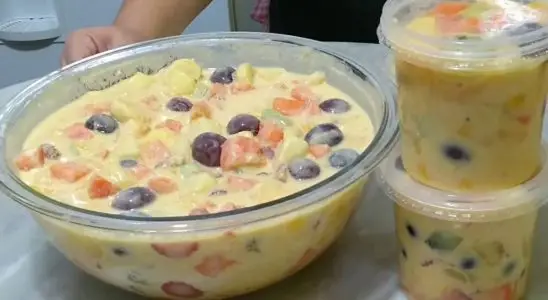 Salada de frutas deliciosa fácil e cremosa uma sobremesa perfeita para seu fim de ano 4 salada de frutas