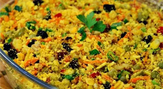 Farofa de natal com cenouras e passas bem úmida perfeita para acompanhar carnes e aves 1 Farofa de natal