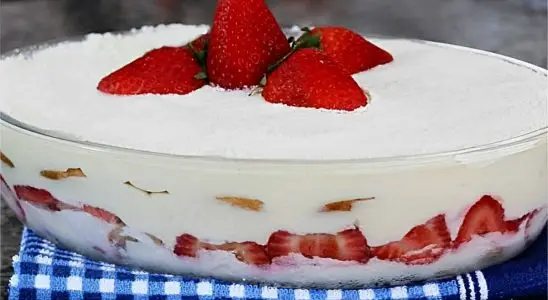 Pavê de morangos com Leite Ninho a sobremesa perfeita para a sua ceia ou almoço do dia 25 2 Pavê de morango com leite ninho