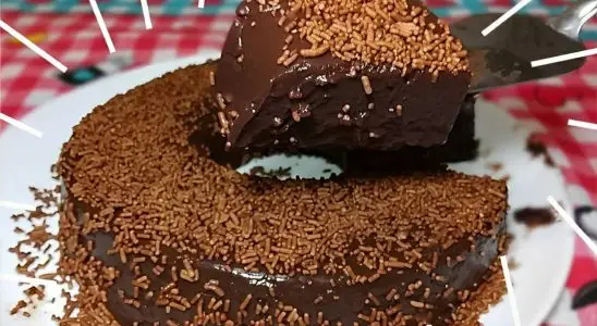 Pudim de chocolate que não vai ao forno e é muito simples e prático de preparar 1 Pudim de chocolate que não vai ao forno