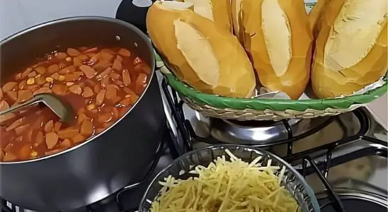 Molho de cachorro quente simples e delicioso para servir com pão e até mesmo macarrão 3 molho de cachorro quente