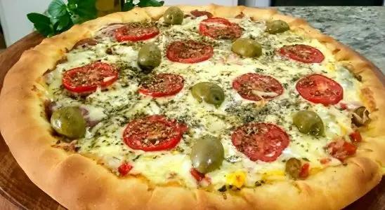 Pizza caseira com borda recheada igual a das melhores pizzarias gastando muito pouco 4 pizza caseira