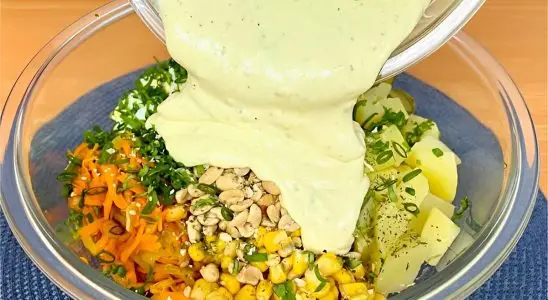 Salada completa e deliciosa com molho cremoso à base de iogurte toda a família vai adorar 2 salada completa