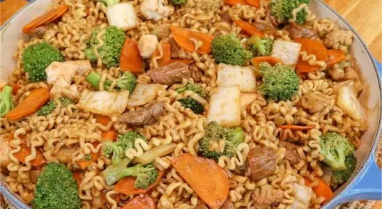 Yakisoba caseiro fácil e delicioso o prato perfeito para o almoço ou jantar de toda a família 2 yakisoba caseiro