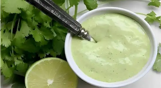 Molho verde de alho para servir com saladas hambúrgueres e porções uma delícia 1 molho verde