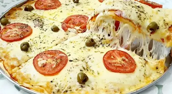 Pizza caseira de massa mole é só misturar os ingredientes com uma colher colocar na forma e assar 1 pizza caseira