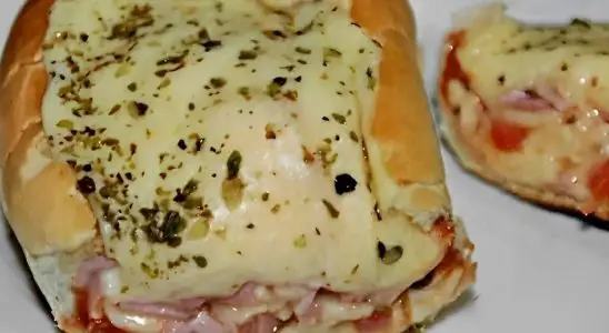 Pizza no pão francês fica incrível é bem fácil basta passar molho colocar os frios e assar no forno 4 pizza no pão francês