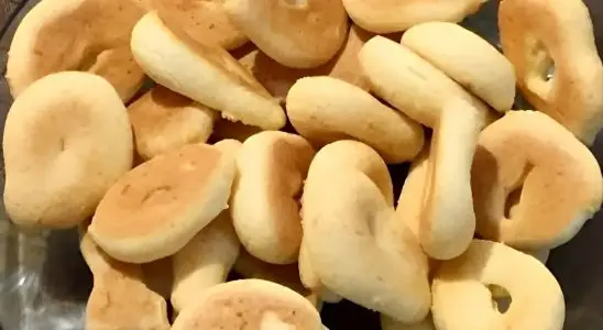 Biscoitinho de queijo mineiro fácil de fazer e delicioso basta misturar os ingredientes e assar 1 biscoitinho de queijo