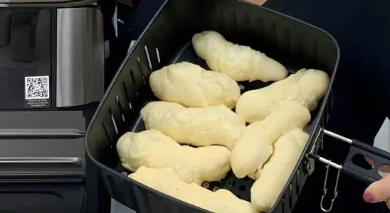 Biscoito de polvilho na AirFryer muito fácil e delicioso perfeito para servir com chá ou café 2 biscoito de polvilho