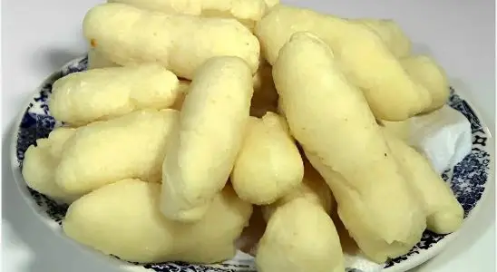 Biscoito de polvilho frito que não estoura fácil de fazer e perfeito para acompanhar seu cafezinho 4 biscoito de polvilho frito