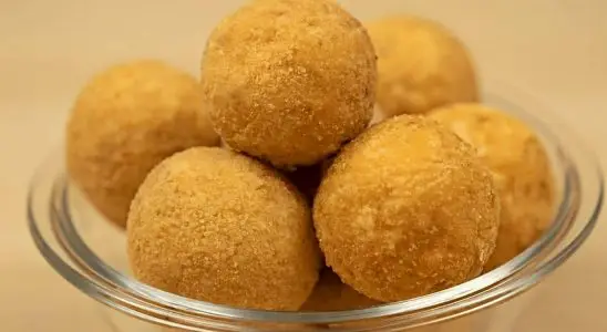 Mais gostoso que coxinha só misturei frango com requeijão empanei e fritei 4 coxinha sem massa