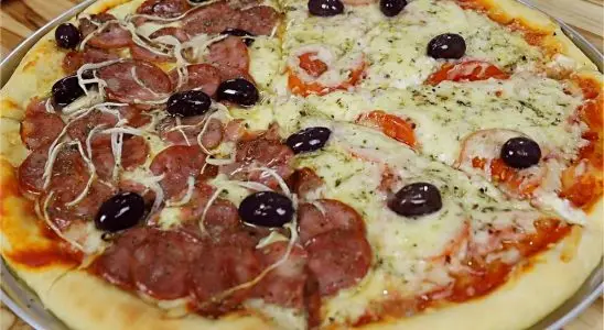 Pizza caseira com 2 sabores e borda recheada uma receita incrível que vai transformar sua casa em uma pizzaria 2 pizza caseira