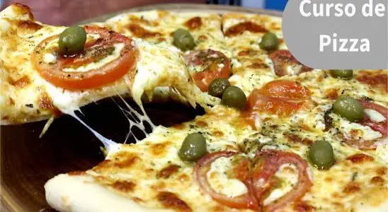 Pizza de muçarela com massa fácil e deliciosa perfeita para o lanche do fim de semana 1 pizza de mussarela