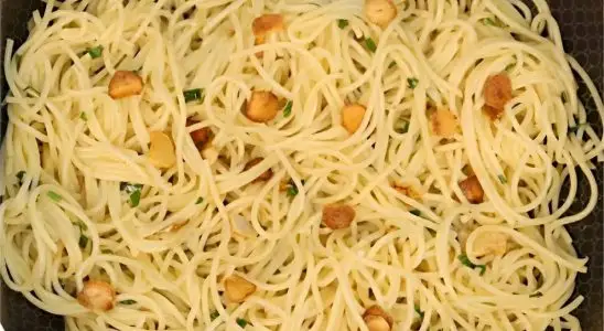 Macarrão alho e óleo delicioso e fácil de fazer para o seu almoço ou jantar 2 macarrão alho e óleo
