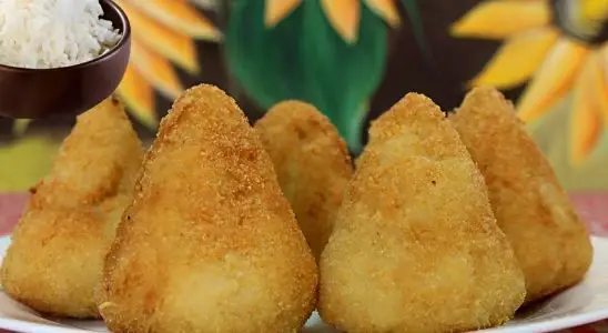 Se você tem arroz que sobrou de ontem já pode fazer coxinha de arroz cozido agora mesmo 2 coxinha de arroz cozido
