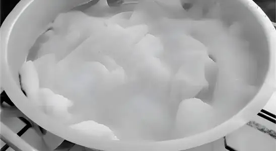 Como tirar amarelado de roupas brancas de um jeito prático e muito eficiente 4 dica para tirar amarelado das roupas brancas